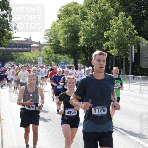 29.06.2025 - hella hamburg halbmarathon Jannik Wohlers http://msf.ph/oto/8233124 29.06.2025 09:53:10 Lombardsbrücke 1750, 2365, 2402, 2623, 2890, 2937, 3004, 3146, 3186, 3414, 4310, 5362, 5460, 5692, 6071, 6282, 6375, 6388, 6903, 7385, 7448, 7480, 9126, 9200, 9303, 9626, 9633, 9723, 9965, 11283, 11858, 12271, 13009, 13450, 13667, 14034, 14200, 14262, 14275, 14464, 14764, 15519, 15629, 16084, 16105, 16286, 16333, 16685, 16725, 17384, 17718, 17729, 17748, 17960, 18066, 18638, 18678, 18922 meine-sportfotos.de