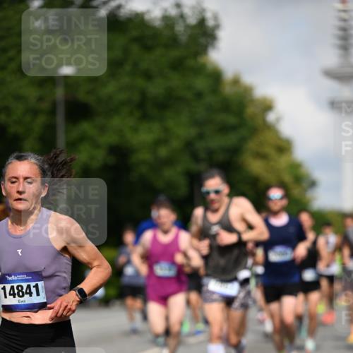 29.06.2025 - hella hamburg halbmarathon Dr. Thomas Lammeyer http://msf.ph/oto/8233135 29.06.2025 09:50:29 Kennedybrücke 1002, 1053, 1396, 1407, 1411, 1910, 1959, 2228, 2563, 2836, 2851, 3790, 3935, 4246, 4740, 5193, 6032, 6305, 6473, 7080, 7622, 7831, 7867, 7972, 9376, 9508, 10771, 11055, 11370 meine-sportfotos.de