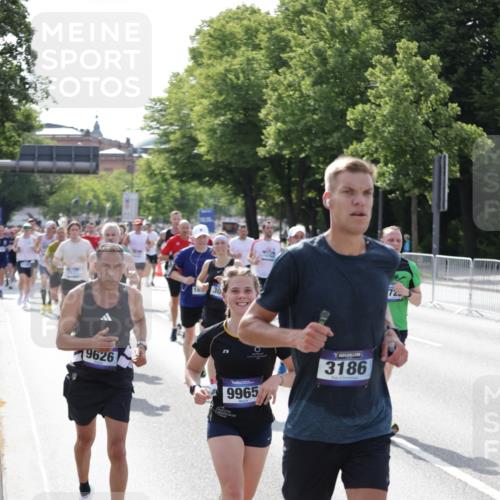 29.06.2025 - hella hamburg halbmarathon Jannik Wohlers http://msf.ph/oto/8233140 29.06.2025 09:53:10 Lombardsbrücke 1750, 2365, 2402, 2623, 2890, 2937, 3004, 3146, 3186, 3414, 4310, 5362, 5460, 5692, 6071, 6282, 6375, 6388, 6903, 7385, 7448, 7480, 9126, 9200, 9303, 9626, 9633, 9723, 9965, 11283, 11858, 12271, 13009, 13450, 13667, 14034, 14200, 14262, 14275, 14464, 14764, 15519, 15629, 16084, 16105, 16286, 16333, 16685, 16725, 17384, 17718, 17729, 17748, 17960, 18066, 18638, 18678, 18922 meine-sportfotos.de