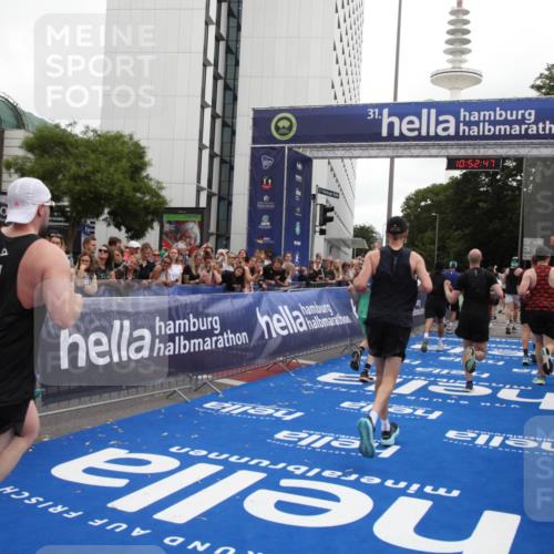 29.06.2025 - hella hamburg halbmarathon Michael Strokosch http://msf.ph/oto/8233157 29.06.2025 10:52:46 Ziel 2287, 2346, 2670, 3952, 3999, 5116, 5194, 7475, 9869, 10115, 11459, 11689, 12450, 12482, 13051, 14122, 14805, 16467, 18331, 19244 meine-sportfotos.de