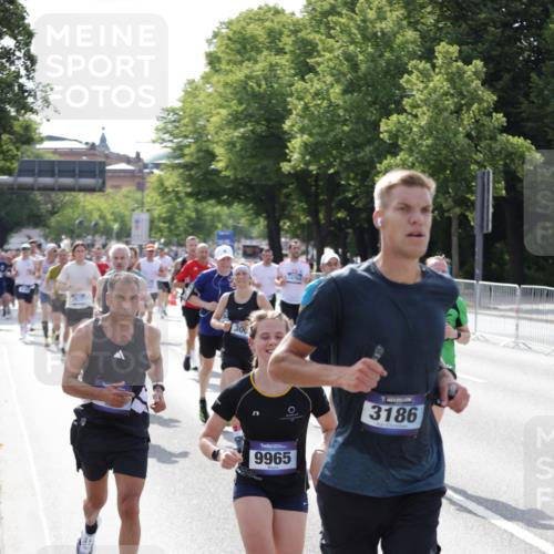 29.06.2025 - hella hamburg halbmarathon Jannik Wohlers http://msf.ph/oto/8233160 29.06.2025 09:53:10 Lombardsbrücke 1750, 2365, 2402, 2623, 2890, 2937, 3004, 3146, 3186, 3414, 4310, 5362, 5460, 5692, 6071, 6282, 6375, 6388, 6903, 7385, 7448, 7480, 9126, 9200, 9303, 9626, 9633, 9723, 9965, 11283, 11858, 12271, 13009, 13450, 13667, 14034, 14200, 14262, 14275, 14464, 14764, 15519, 15629, 16084, 16105, 16286, 16333, 16685, 16725, 17384, 17718, 17729, 17748, 17960, 18066, 18638, 18678, 18922 meine-sportfotos.de