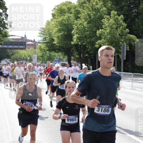 29.06.2025 - hella hamburg halbmarathon Jannik Wohlers http://msf.ph/oto/8233169 29.06.2025 09:53:11 Lombardsbrücke 2365, 2402, 2623, 2890, 2937, 3004, 3146, 3186, 3414, 4140, 4247, 4310, 5362, 5460, 5532, 5692, 6071, 6282, 6375, 6388, 6903, 7385, 7448, 7480, 9126, 9200, 9303, 9626, 9633, 9723, 9965, 11283, 12271, 13009, 13450, 13667, 14034, 14200, 14262, 14275, 14464, 14764, 15519, 15629, 16084, 16105, 16286, 16333, 16685, 16725, 16766, 17032, 17384, 17718, 17729, 17748, 17960, 18066, 18638, 18678, 18922 meine-sportfotos.de
