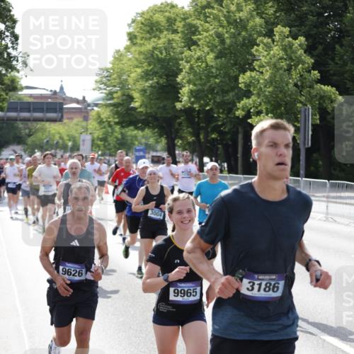 29.06.2025 - hella hamburg halbmarathon Jannik Wohlers http://msf.ph/oto/8233189 29.06.2025 09:53:11 Lombardsbrücke 2365, 2402, 2623, 2890, 2937, 3004, 3146, 3186, 3414, 4140, 4247, 4310, 5362, 5460, 5532, 5692, 6071, 6282, 6375, 6388, 6903, 7385, 7448, 7480, 9126, 9200, 9303, 9626, 9633, 9723, 9965, 11283, 12271, 13009, 13450, 13667, 14034, 14200, 14262, 14275, 14464, 14764, 15519, 15629, 16084, 16105, 16286, 16333, 16685, 16725, 16766, 17032, 17384, 17718, 17729, 17748, 17960, 18066, 18638, 18678, 18922 meine-sportfotos.de