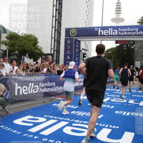 29.06.2025 - hella hamburg halbmarathon Michael Strokosch http://msf.ph/oto/8233206 29.06.2025 10:52:47 Ziel 2287, 2346, 3999, 5116, 5169, 5194, 7475, 8172, 9869, 10115, 11459, 12482, 14122, 14805, 16467, 17198, 18331, 19244 meine-sportfotos.de