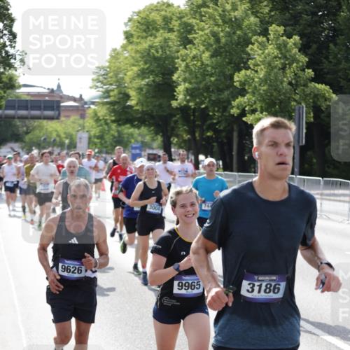 29.06.2025 - hella hamburg halbmarathon Jannik Wohlers http://msf.ph/oto/8233207 29.06.2025 09:53:11 Lombardsbrücke 2365, 2402, 2623, 2890, 2937, 3004, 3146, 3186, 3414, 4140, 4247, 4310, 5362, 5460, 5532, 5692, 6071, 6282, 6375, 6388, 6903, 7385, 7448, 7480, 9126, 9200, 9303, 9626, 9633, 9723, 9965, 11283, 12271, 13009, 13450, 13667, 14034, 14200, 14262, 14275, 14464, 14764, 15519, 15629, 16084, 16105, 16286, 16333, 16685, 16725, 16766, 17032, 17384, 17718, 17729, 17748, 17960, 18066, 18638, 18678, 18922 meine-sportfotos.de