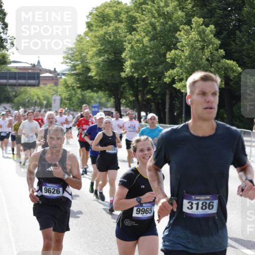 29.06.2025 - hella hamburg halbmarathon Jannik Wohlers http://msf.ph/oto/8233263 29.06.2025 09:53:11 Lombardsbrücke 2365, 2402, 2623, 2890, 2937, 3004, 3146, 3186, 3414, 4140, 4247, 4310, 5362, 5460, 5532, 5692, 6071, 6282, 6375, 6388, 6903, 7385, 7448, 7480, 9126, 9200, 9303, 9626, 9633, 9723, 9965, 11283, 12271, 13009, 13450, 13667, 14034, 14200, 14262, 14275, 14464, 14764, 15519, 15629, 16084, 16105, 16286, 16333, 16685, 16725, 16766, 17032, 17384, 17718, 17729, 17748, 17960, 18066, 18638, 18678, 18922 meine-sportfotos.de