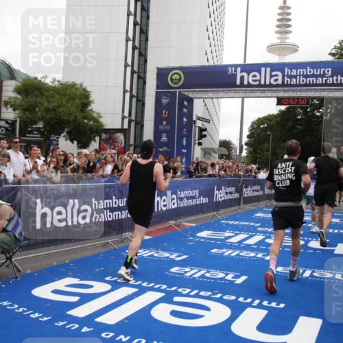 29.06.2025 - hella hamburg halbmarathon Michael Strokosch http://msf.ph/oto/8233294 29.06.2025 10:52:48 Ziel 2287, 2346, 3999, 5116, 5169, 5194, 7475, 8172, 9065, 9163, 9869, 10115, 11459, 12482, 14122, 14805, 16467, 17198, 18331, 19244 meine-sportfotos.de
