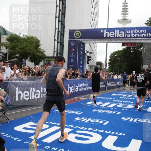 29.06.2025 - hella hamburg halbmarathon Michael Strokosch http://msf.ph/oto/8233333 29.06.2025 10:52:49 Ziel 2287, 3999, 5116, 5169, 5194, 7475, 8172, 9065, 9163, 9869, 11459, 12482, 14122, 14198, 14286, 14805, 16467, 17198, 18331, 19244 meine-sportfotos.de