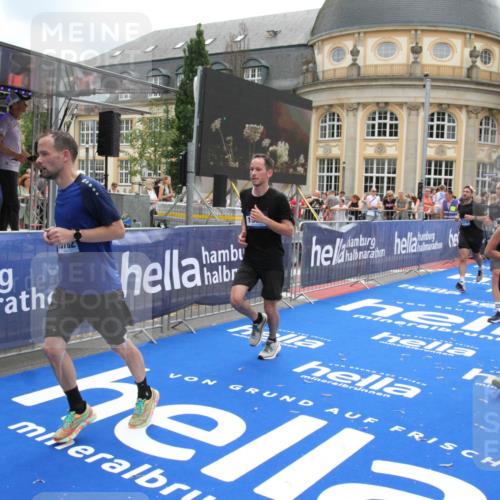 29.06.2025 - hella hamburg halbmarathon Michael Strokosch http://msf.ph/oto/8233352 29.06.2025 10:47:27 Ziel 51, 1012, 2274, 2839, 2864, 2869, 5024, 5532, 5650, 6203, 8693, 9305, 10423, 11077, 11491, 11518, 13782, 14722, 15350, 15611, 15923, 16089, 16819, 18758, 18974 meine-sportfotos.de
