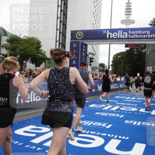 29.06.2025 - hella hamburg halbmarathon Michael Strokosch http://msf.ph/oto/8233353 29.06.2025 10:52:50 Ziel 2287, 2910, 3999, 5077, 5116, 5169, 5194, 8172, 9065, 9163, 9869, 11217, 12482, 14198, 14286, 14805, 16467, 17198, 18331, 19244 meine-sportfotos.de