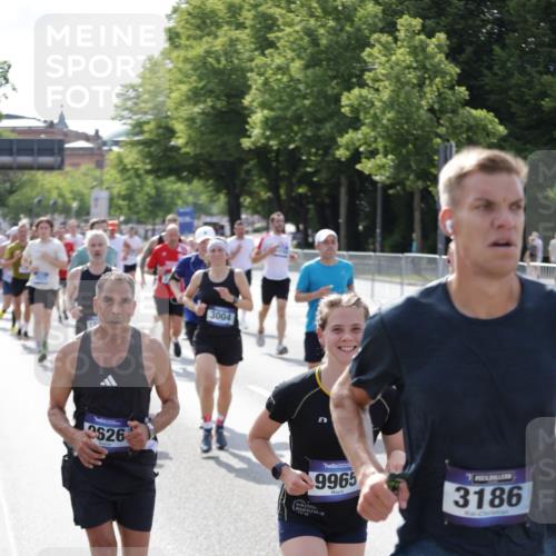 29.06.2025 - hella hamburg halbmarathon Jannik Wohlers http://msf.ph/oto/8233362 29.06.2025 09:53:11 Lombardsbrücke 2365, 2402, 2623, 2890, 2937, 3004, 3146, 3186, 3414, 4140, 4247, 4310, 5362, 5460, 5532, 5692, 6071, 6282, 6375, 6388, 6903, 7385, 7448, 7480, 9126, 9200, 9303, 9626, 9633, 9723, 9965, 11283, 12271, 13009, 13450, 13667, 14034, 14200, 14262, 14275, 14464, 14764, 15519, 15629, 16084, 16105, 16286, 16333, 16685, 16725, 16766, 17032, 17384, 17718, 17729, 17748, 17960, 18066, 18638, 18678, 18922 meine-sportfotos.de