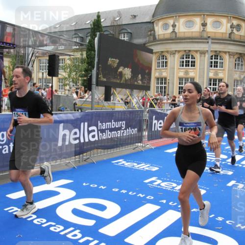 29.06.2025 - hella hamburg halbmarathon Michael Strokosch http://msf.ph/oto/8233440 29.06.2025 10:47:28 Ziel 51, 1012, 2274, 2839, 2864, 2869, 3304, 5024, 5532, 5650, 8693, 8852, 9305, 10423, 11077, 11491, 11518, 13782, 14722, 15350, 15611, 15923, 16089, 16819, 17846, 18758, 18974 meine-sportfotos.de