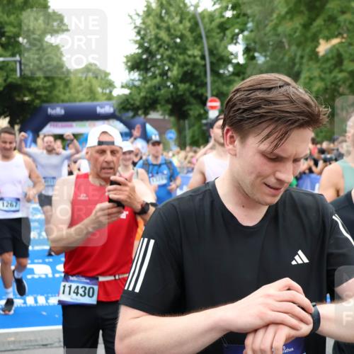 29.06.2025 - hella hamburg halbmarathon Zöllner http://msf.ph/oto/8233507 29.06.2025 10:54:28 Ziel 1267, 1442, 3426, 4635, 4868, 6511, 6512, 7129, 8772, 11009, 11797, 11799, 12321, 12362, 13289, 15946, 16327, 16879, 17698, 18268, 19067 meine-sportfotos.de