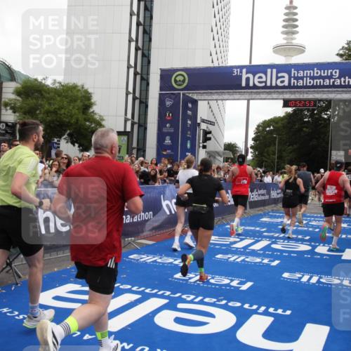 29.06.2025 - hella hamburg halbmarathon Michael Strokosch http://msf.ph/oto/8233522 29.06.2025 10:52:52 Ziel 1257, 1657, 2287, 2444, 2814, 2910, 3999, 5077, 5169, 5194, 8172, 8955, 9065, 9163, 10811, 11217, 11992, 12482, 14198, 14286, 14805, 16467, 17198, 18331, 19244 meine-sportfotos.de