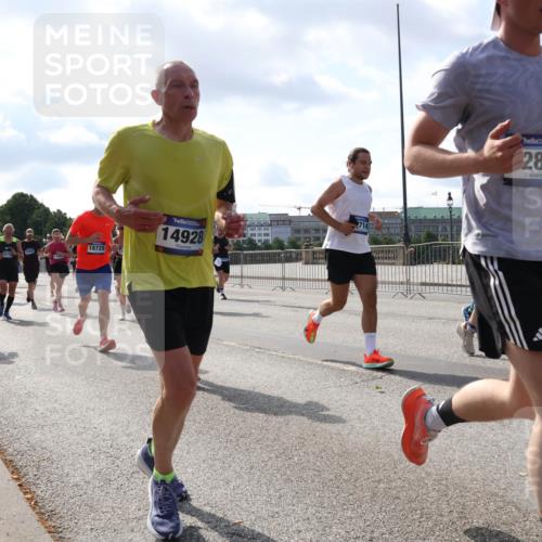 29.06.2025 - hella hamburg halbmarathon Lena Gebhardt http://msf.ph/oto/8233587 29.06.2025 09:56:10 Lombardsbrücke 1061, 1143, 1216, 1257, 1267, 1452, 1461, 1499, 1502, 1507, 1592, 1630, 1689, 2083, 2250, 2260, 2504, 2818, 2864, 2884, 2953, 3060, 3256, 3543, 3654, 3692, 3945, 4033, 4077, 4127, 4324, 4345, 4346, 4557, 4601, 5116, 5482, 5600, 5607, 5978, 6115, 6134, 6168, 6481, 6511, 6512, 6994, 7056, 7100, 7178, 7224, 7269, 7332, 7583, 7943, 8335, 8514, 8968, 8989, 8996, 9246, 9537, 10596 meine-sportfotos.de