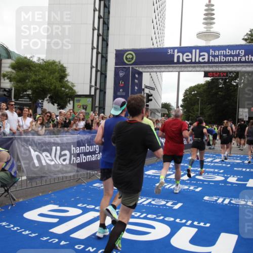29.06.2025 - hella hamburg halbmarathon Michael Strokosch http://msf.ph/oto/8233617 29.06.2025 10:52:53 Ziel 1257, 1258, 1657, 2287, 2444, 2814, 2910, 4557, 4558, 5077, 5169, 5194, 8172, 8720, 8955, 9065, 9163, 10811, 11217, 11992, 14198, 14286, 14805, 16467, 17198, 18331, 19244 meine-sportfotos.de