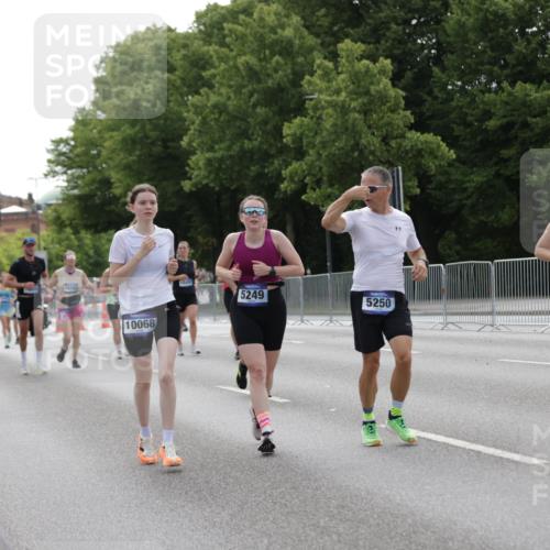 29.06.2025 - hella hamburg halbmarathon Jannik Wohlers http://msf.ph/oto/8233621 29.06.2025 10:28:24 Lombardsbrücke 1518, 1557, 1869, 3717, 4700, 4834, 5167, 5249, 5250, 6102, 8560, 9642, 9716, 10068, 14205, 15143, 15256, 15452, 15453, 16643 meine-sportfotos.de