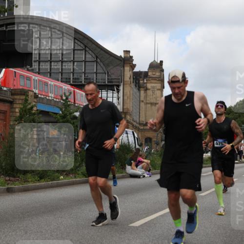 29.06.2025 - hella hamburg halbmarathon Yannick Fuchs http://msf.ph/oto/8233629 29.06.2025 10:34:21 20KM 1358, 1975, 2044, 2563, 2573, 2972, 3547, 3626, 4381, 4398, 4565, 4766, 4888, 5752, 7981, 8319, 8346, 8574, 8933, 9116, 9540, 11284, 11714, 11806, 12046, 12091, 12335, 12372, 13190, 13514, 14077, 14204, 14272, 14699, 15336, 15421, 15435, 15744, 15828, 17425, 17668, 17792, 17916, 17973, 18013, 18154, 18803 meine-sportfotos.de