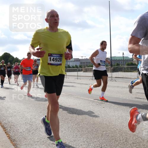 29.06.2025 - hella hamburg halbmarathon Lena Gebhardt http://msf.ph/oto/8233649 29.06.2025 09:56:10 Lombardsbrücke 1061, 1143, 1216, 1257, 1267, 1452, 1461, 1499, 1502, 1507, 1592, 1630, 1689, 2083, 2250, 2260, 2504, 2818, 2864, 2884, 2953, 3060, 3256, 3543, 3654, 3692, 3945, 4033, 4077, 4127, 4324, 4345, 4346, 4557, 4601, 5116, 5482, 5600, 5607, 5978, 6115, 6134, 6168, 6481, 6511, 6512, 6994, 7056, 7100, 7178, 7224, 7269, 7332, 7583, 7943, 8335, 8514, 8968, 8989, 8996, 9246, 9537, 10596 meine-sportfotos.de