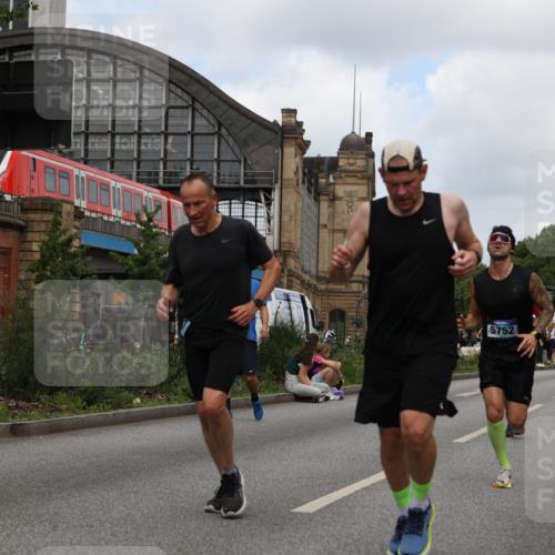 29.06.2025 - hella hamburg halbmarathon Yannick Fuchs http://msf.ph/oto/8233662 29.06.2025 10:34:21 20KM 1358, 1975, 2044, 2563, 2573, 2972, 3547, 3626, 4381, 4398, 4565, 4766, 4888, 5752, 7981, 8319, 8346, 8574, 8933, 9116, 9540, 11284, 11714, 11806, 12046, 12091, 12335, 12372, 13190, 13514, 14077, 14204, 14272, 14699, 15336, 15421, 15435, 15744, 15828, 17425, 17668, 17792, 17916, 17973, 18013, 18154, 18803 meine-sportfotos.de