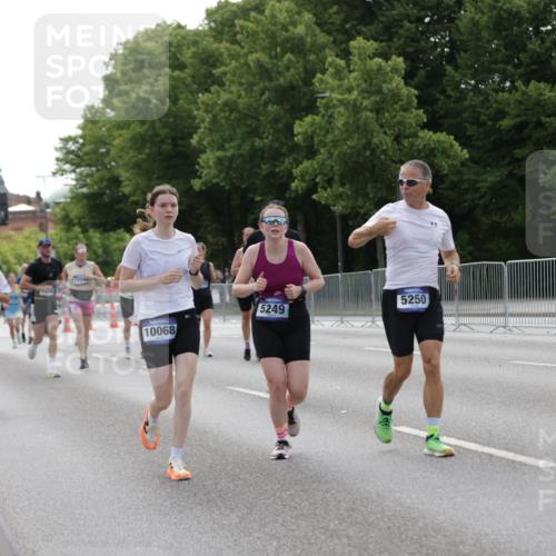 29.06.2025 - hella hamburg halbmarathon Jannik Wohlers http://msf.ph/oto/8233688 29.06.2025 10:28:24 Lombardsbrücke 1518, 1557, 1869, 3717, 4700, 4834, 5167, 5249, 5250, 6102, 8560, 9642, 9716, 10068, 14205, 15143, 15256, 15452, 15453, 16643 meine-sportfotos.de