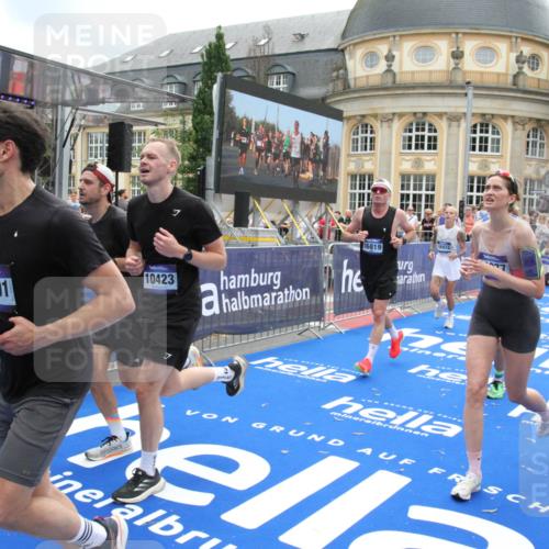 29.06.2025 - hella hamburg halbmarathon Michael Strokosch http://msf.ph/oto/8233693 29.06.2025 10:47:29 Ziel 51, 1012, 1592, 2274, 2839, 2864, 2869, 2953, 3304, 5532, 5650, 8693, 8852, 9305, 10423, 11021, 11077, 11491, 13782, 15350, 15611, 15923, 16089, 16819, 17846, 17905, 18758, 18974 meine-sportfotos.de