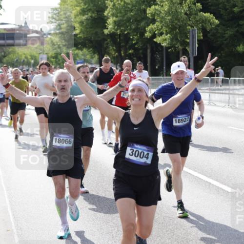 29.06.2025 - hella hamburg halbmarathon Jannik Wohlers http://msf.ph/oto/8233710 29.06.2025 09:53:13 Lombardsbrücke 2365, 2402, 2623, 2890, 2937, 3004, 3146, 3186, 3414, 4140, 4247, 4310, 5362, 5460, 5532, 5650, 5692, 6071, 6282, 6375, 6388, 6903, 7385, 7448, 7480, 9200, 9303, 9626, 9633, 9723, 9965, 11283, 12271, 13009, 13450, 13667, 14034, 14200, 14262, 14464, 14618, 14619, 14764, 15519, 15851, 16084, 16286, 16333, 16725, 16766, 17032, 17384, 17718, 17748, 17960, 18066, 18638, 18678, 18922 meine-sportfotos.de