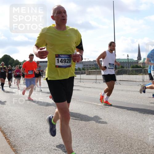 29.06.2025 - hella hamburg halbmarathon Lena Gebhardt http://msf.ph/oto/8233727 29.06.2025 09:56:10 Lombardsbrücke 1061, 1143, 1216, 1257, 1267, 1452, 1461, 1499, 1502, 1507, 1592, 1630, 1689, 2083, 2250, 2260, 2504, 2818, 2864, 2884, 2953, 3060, 3256, 3543, 3654, 3692, 3945, 4033, 4077, 4127, 4324, 4345, 4346, 4557, 4601, 5116, 5482, 5600, 5607, 5978, 6115, 6134, 6168, 6481, 6511, 6512, 6994, 7056, 7100, 7178, 7224, 7269, 7332, 7583, 7943, 8335, 8514, 8968, 8989, 8996, 9246, 9537, 10596 meine-sportfotos.de