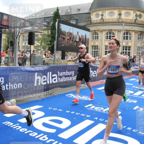 29.06.2025 - hella hamburg halbmarathon Michael Strokosch http://msf.ph/oto/8233742 29.06.2025 10:47:30 Ziel 51, 1012, 1592, 2274, 2839, 2869, 2953, 3304, 5532, 5650, 8693, 8852, 9305, 10423, 11021, 11077, 11491, 12870, 15350, 15923, 16089, 16819, 17846, 17905, 18758, 18974 meine-sportfotos.de