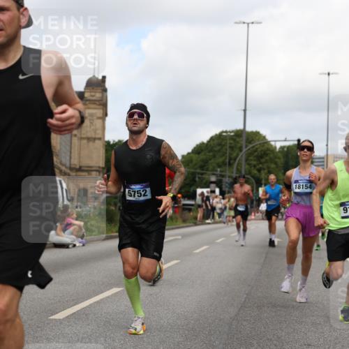 29.06.2025 - hella hamburg halbmarathon Yannick Fuchs http://msf.ph/oto/8233754 29.06.2025 10:34:22 20KM 1358, 1975, 2044, 2563, 2573, 2972, 3547, 3626, 4381, 4398, 4565, 4766, 4888, 5752, 8319, 8346, 8574, 8933, 9116, 9540, 11284, 11714, 11806, 12046, 12091, 12335, 12372, 13190, 13514, 14077, 14272, 14699, 15336, 15421, 15435, 15744, 15828, 17425, 17668, 17792, 17916, 17973, 18013, 18154, 18803 meine-sportfotos.de