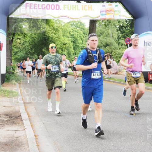 29.06.2025 - hella hamburg halbmarathon MichiJ http://msf.ph/oto/8233755 29.06.2025 10:49:49 Zwischen KM18-KM19 1126, 1722, 1724, 1881, 4370, 4665, 5734, 8469, 8822, 9899, 10194, 10214, 13528, 15093, 18028, 18359, 18717, 18739 meine-sportfotos.de