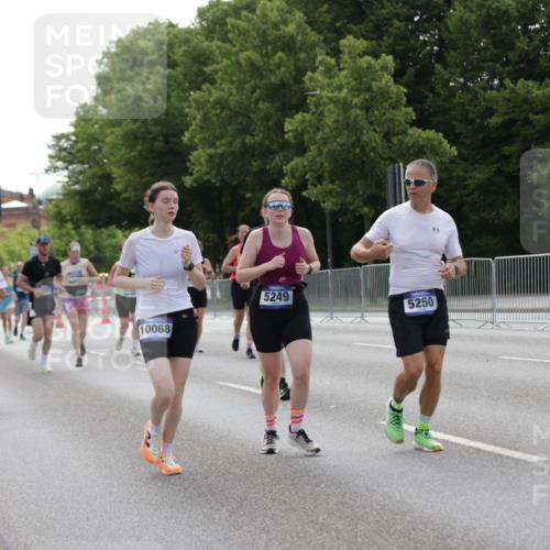 29.06.2025 - hella hamburg halbmarathon Jannik Wohlers http://msf.ph/oto/8233762 29.06.2025 10:28:25 Lombardsbrücke 1518, 1557, 1869, 3717, 4362, 4700, 4834, 5167, 5249, 5250, 6102, 8560, 9642, 9716, 10068, 14205, 15143, 15256, 15452, 15453, 16643 meine-sportfotos.de