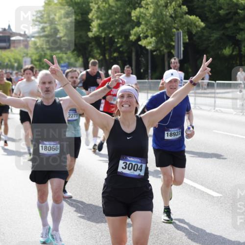 29.06.2025 - hella hamburg halbmarathon Jannik Wohlers http://msf.ph/oto/8233781 29.06.2025 09:53:13 Lombardsbrücke 2365, 2402, 2623, 2890, 2937, 3004, 3146, 3186, 3414, 4140, 4247, 4310, 5362, 5460, 5532, 5650, 5692, 6071, 6282, 6375, 6388, 6903, 7385, 7448, 7480, 9200, 9303, 9626, 9633, 9723, 9965, 11283, 12271, 13009, 13450, 13667, 14034, 14200, 14262, 14464, 14618, 14619, 14764, 15519, 15851, 16084, 16286, 16333, 16725, 16766, 17032, 17384, 17718, 17748, 17960, 18066, 18638, 18678, 18922 meine-sportfotos.de
