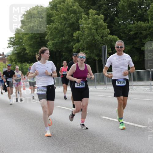 29.06.2025 - hella hamburg halbmarathon Jannik Wohlers http://msf.ph/oto/8233842 29.06.2025 10:28:25 Lombardsbrücke 1518, 1557, 1869, 3717, 4362, 4700, 4834, 5167, 5249, 5250, 6102, 8560, 9642, 9716, 10068, 14205, 15143, 15256, 15452, 15453, 16643 meine-sportfotos.de