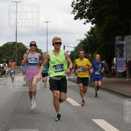 29.06.2025 - hella hamburg halbmarathon Yannick Fuchs http://msf.ph/oto/8233852 29.06.2025 10:34:22 20KM 1358, 1975, 2044, 2563, 2573, 2972, 3547, 3626, 4381, 4398, 4565, 4766, 4888, 5752, 8319, 8346, 8574, 8933, 9116, 9540, 11284, 11714, 11806, 12046, 12091, 12335, 12372, 13190, 13514, 14077, 14272, 14699, 15336, 15421, 15435, 15744, 15828, 17425, 17668, 17792, 17916, 17973, 18013, 18154, 18803 meine-sportfotos.de