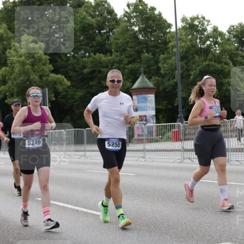 29.06.2025 - hella hamburg halbmarathon Jannik Wohlers http://msf.ph/oto/8233854 29.06.2025 10:28:25 Lombardsbrücke 1518, 1557, 1869, 3717, 4362, 4700, 4834, 5167, 5249, 5250, 6102, 8560, 9642, 9716, 10068, 14205, 15143, 15256, 15452, 15453, 16643 meine-sportfotos.de