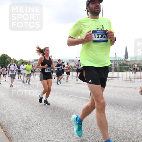 29.06.2025 - hella hamburg halbmarathon Lena Gebhardt http://msf.ph/oto/8233891 29.06.2025 10:33:37 Lombardsbrücke 1189, 1275, 1764, 1896, 1995, 2038, 2054, 2085, 2342, 2776, 2838, 3170, 3264, 3341, 3560, 3812, 4164, 4361, 4433, 4445, 4449, 4696, 4942, 5075, 5096, 5141, 5180, 5557, 5566, 5569, 5691, 5821, 5822, 5887, 6109, 6515, 6516, 6773, 6854, 6956, 6999, 7027, 7565, 7653, 7705, 8021, 8157, 8202, 8282, 8375, 8377, 8383, 8401, 8595, 8891, 9094, 9234, 9258, 9289, 9438, 9591, 9592, 9750, 9780, 9799, 9875, 9995, 10007, 10071, 10561, 11229, 11713, 11811, 11826 meine-sportfotos.de