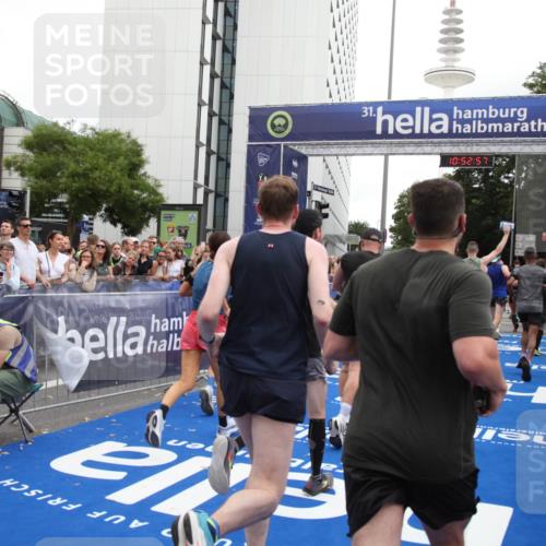 29.06.2025 - hella hamburg halbmarathon Michael Strokosch http://msf.ph/oto/8233900 29.06.2025 10:52:56 Ziel 1257, 1258, 1657, 2099, 2444, 2814, 2910, 4557, 4558, 4770, 5077, 5169, 8139, 8172, 8720, 8955, 9065, 9163, 10724, 10811, 11217, 11992, 14198, 14286, 17198 meine-sportfotos.de