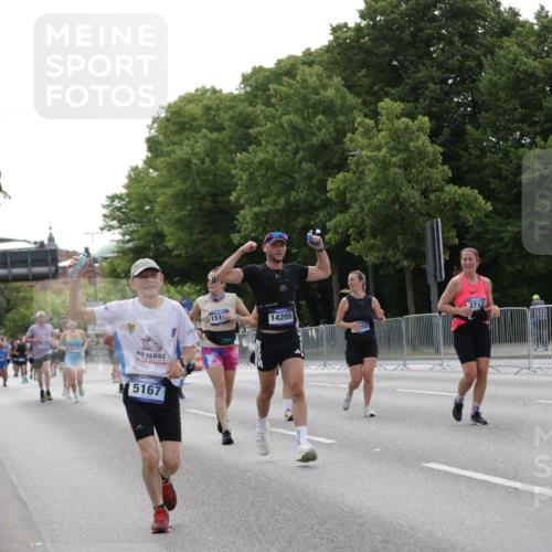 29.06.2025 - hella hamburg halbmarathon Jannik Wohlers http://msf.ph/oto/8233919 29.06.2025 10:28:27 Lombardsbrücke 1518, 1557, 1869, 3717, 4161, 4362, 4700, 4834, 5167, 5249, 5250, 6102, 10068, 12442, 14205, 15143, 15256, 15452, 15453, 16643 meine-sportfotos.de