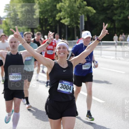 29.06.2025 - hella hamburg halbmarathon Jannik Wohlers http://msf.ph/oto/8233923 29.06.2025 09:53:13 Lombardsbrücke 2365, 2402, 2623, 2890, 2937, 3004, 3146, 3186, 3414, 4140, 4247, 4310, 5362, 5460, 5532, 5650, 5692, 6071, 6282, 6375, 6388, 6903, 7385, 7448, 7480, 9200, 9303, 9626, 9633, 9723, 9965, 11283, 12271, 13009, 13450, 13667, 14034, 14200, 14262, 14464, 14618, 14619, 14764, 15519, 15851, 16084, 16286, 16333, 16725, 16766, 17032, 17384, 17718, 17748, 17960, 18066, 18638, 18678, 18922 meine-sportfotos.de