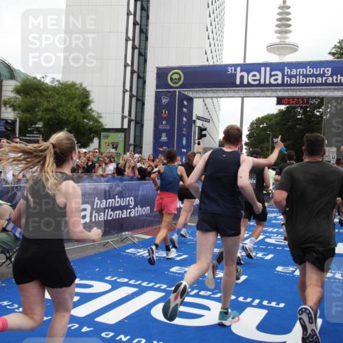 29.06.2025 - hella hamburg halbmarathon Michael Strokosch http://msf.ph/oto/8233934 29.06.2025 10:52:56 Ziel 1257, 1258, 1657, 2099, 2444, 2814, 2910, 4557, 4558, 4770, 5077, 5169, 8139, 8172, 8720, 8955, 9065, 9163, 10724, 10811, 11217, 11992, 14198, 14286, 17198 meine-sportfotos.de