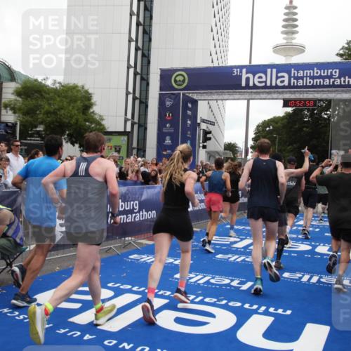 29.06.2025 - hella hamburg halbmarathon Michael Strokosch http://msf.ph/oto/8233969 29.06.2025 10:52:56 Ziel 1257, 1258, 1657, 2099, 2444, 2814, 2910, 4557, 4558, 4770, 5077, 5169, 8139, 8172, 8720, 8955, 9065, 9163, 10724, 10811, 11217, 11992, 14198, 14286, 17198 meine-sportfotos.de