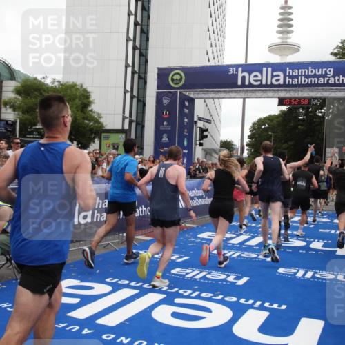 29.06.2025 - hella hamburg halbmarathon Michael Strokosch http://msf.ph/oto/8233979 29.06.2025 10:52:57 Ziel 1257, 1258, 1657, 2099, 2444, 2814, 2910, 4557, 4558, 4770, 5077, 5907, 8139, 8720, 8955, 9065, 9163, 10724, 10811, 11217, 11992, 14198, 14286 meine-sportfotos.de