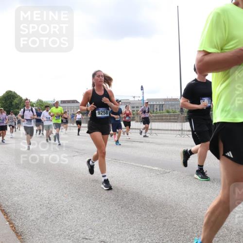 29.06.2025 - hella hamburg halbmarathon Lena Gebhardt http://msf.ph/oto/8233986 29.06.2025 10:33:37 Lombardsbrücke 1189, 1275, 1764, 1896, 1995, 2038, 2054, 2085, 2342, 2776, 2838, 3170, 3264, 3341, 3560, 3812, 4164, 4361, 4433, 4445, 4449, 4696, 4942, 5075, 5096, 5141, 5180, 5557, 5566, 5569, 5691, 5821, 5822, 5887, 6109, 6515, 6516, 6773, 6854, 6956, 6999, 7027, 7565, 7653, 7705, 8021, 8157, 8202, 8282, 8375, 8377, 8383, 8401, 8595, 8891, 9094, 9234, 9258, 9289, 9438, 9591, 9592, 9750, 9780, 9799, 9875, 9995, 10007, 10071, 10561, 11229, 11713, 11811, 11826 meine-sportfotos.de