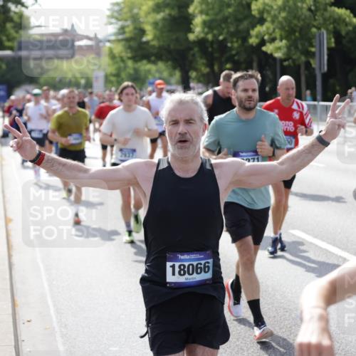 29.06.2025 - hella hamburg halbmarathon Jannik Wohlers http://msf.ph/oto/8234038 29.06.2025 09:53:14 Lombardsbrücke 2365, 2402, 2516, 2623, 2890, 2937, 3004, 3146, 3186, 3414, 4140, 4247, 4310, 5362, 5460, 5532, 5650, 5692, 6071, 6282, 6375, 6388, 6575, 6903, 7385, 7448, 7480, 9200, 9626, 9633, 9723, 9965, 11077, 11283, 12271, 13009, 13450, 13667, 14034, 14200, 14262, 14464, 14618, 14619, 14764, 15519, 15851, 16084, 16286, 16549, 16677, 16725, 16766, 17032, 17384, 17718, 17748, 17960, 18066, 18638, 18678, 18922 meine-sportfotos.de