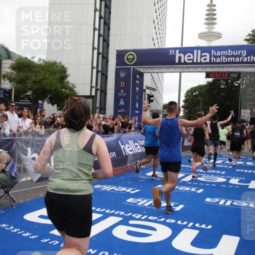 29.06.2025 - hella hamburg halbmarathon Michael Strokosch http://msf.ph/oto/8234041 29.06.2025 10:52:58 Ziel 1257, 1258, 1657, 2099, 2444, 2814, 2910, 4557, 4558, 4770, 5077, 5907, 8139, 8720, 8955, 10724, 10811, 11217, 11992, 14198, 14286, 15430, 18720 meine-sportfotos.de