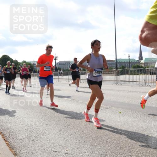 29.06.2025 - hella hamburg halbmarathon Lena Gebhardt http://msf.ph/oto/8234043 29.06.2025 09:56:11 Lombardsbrücke 1061, 1143, 1216, 1257, 1267, 1452, 1461, 1499, 1502, 1507, 1592, 1689, 2083, 2250, 2260, 2504, 2818, 2864, 2884, 2953, 3060, 3256, 3296, 3543, 3692, 3945, 4033, 4077, 4127, 4324, 4346, 4557, 4601, 5116, 5482, 5600, 5607, 5978, 6115, 6134, 6168, 6481, 6511, 6512, 6994, 7056, 7100, 7178, 7224, 7332, 7583, 7943, 8335, 8514, 8968, 8989, 8996, 9246, 9537, 10596 meine-sportfotos.de