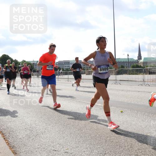 29.06.2025 - hella hamburg halbmarathon Lena Gebhardt http://msf.ph/oto/8234101 29.06.2025 09:56:11 Lombardsbrücke 1061, 1143, 1216, 1257, 1267, 1452, 1461, 1499, 1502, 1507, 1592, 1689, 2083, 2250, 2260, 2504, 2818, 2864, 2884, 2953, 3060, 3256, 3296, 3543, 3692, 3945, 4033, 4077, 4127, 4324, 4346, 4557, 4601, 5116, 5482, 5600, 5607, 5978, 6115, 6134, 6168, 6481, 6511, 6512, 6994, 7056, 7100, 7178, 7224, 7332, 7583, 7943, 8335, 8514, 8968, 8989, 8996, 9246, 9537, 10596 meine-sportfotos.de