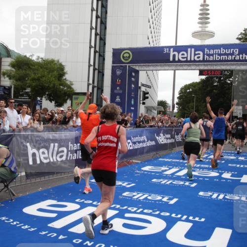 29.06.2025 - hella hamburg halbmarathon Michael Strokosch http://msf.ph/oto/8234104 29.06.2025 10:52:59 Ziel 1257, 1258, 1657, 2099, 2444, 2814, 2910, 4557, 4558, 4770, 5077, 5907, 8139, 8720, 8955, 10724, 10811, 11217, 11992, 12519, 14791, 15430, 18720 meine-sportfotos.de