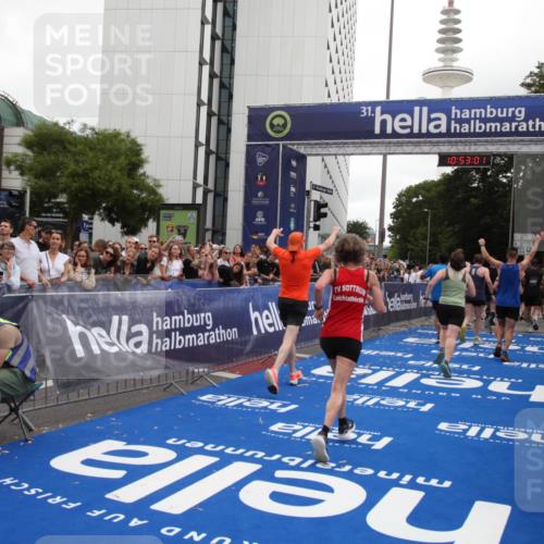 29.06.2025 - hella hamburg halbmarathon Michael Strokosch http://msf.ph/oto/8234125 29.06.2025 10:52:59 Ziel 1257, 1258, 1657, 2099, 2444, 2814, 2910, 4557, 4558, 4770, 5077, 5907, 8139, 8720, 8955, 10724, 10811, 11217, 11992, 12519, 14791, 15430, 18720 meine-sportfotos.de